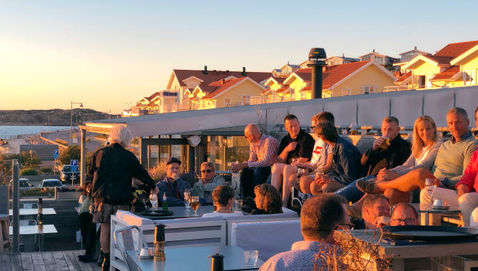 A beautiful sunset over the guests on the terrace at Norra Hamnen 5