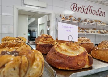 Bullar på hylla i bageri i närbild.