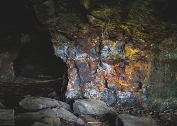 En grotta med inslag av orange på väggarna