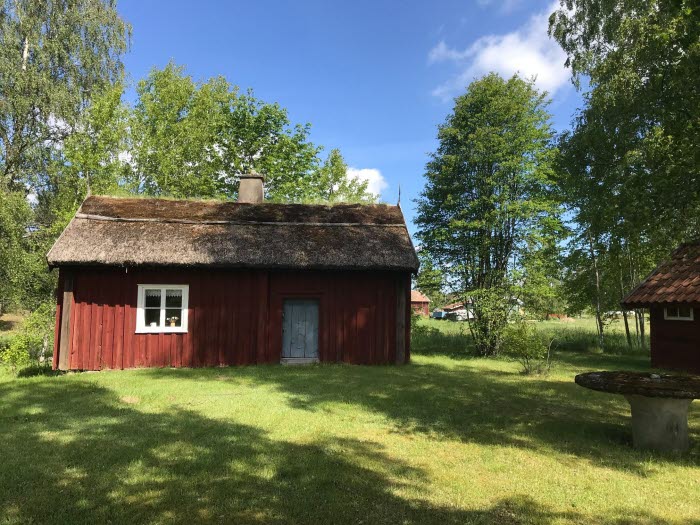 Rödmålad fornstuga.