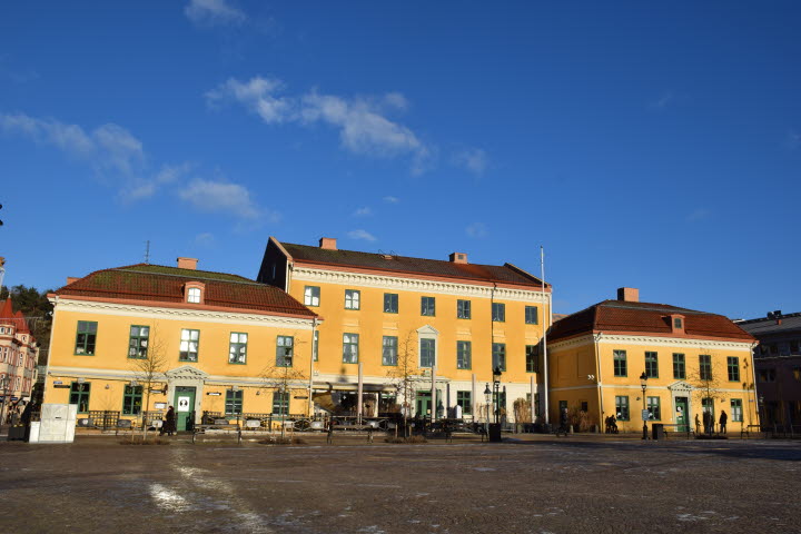 Uddevallas rådhus, stor gul byggnad