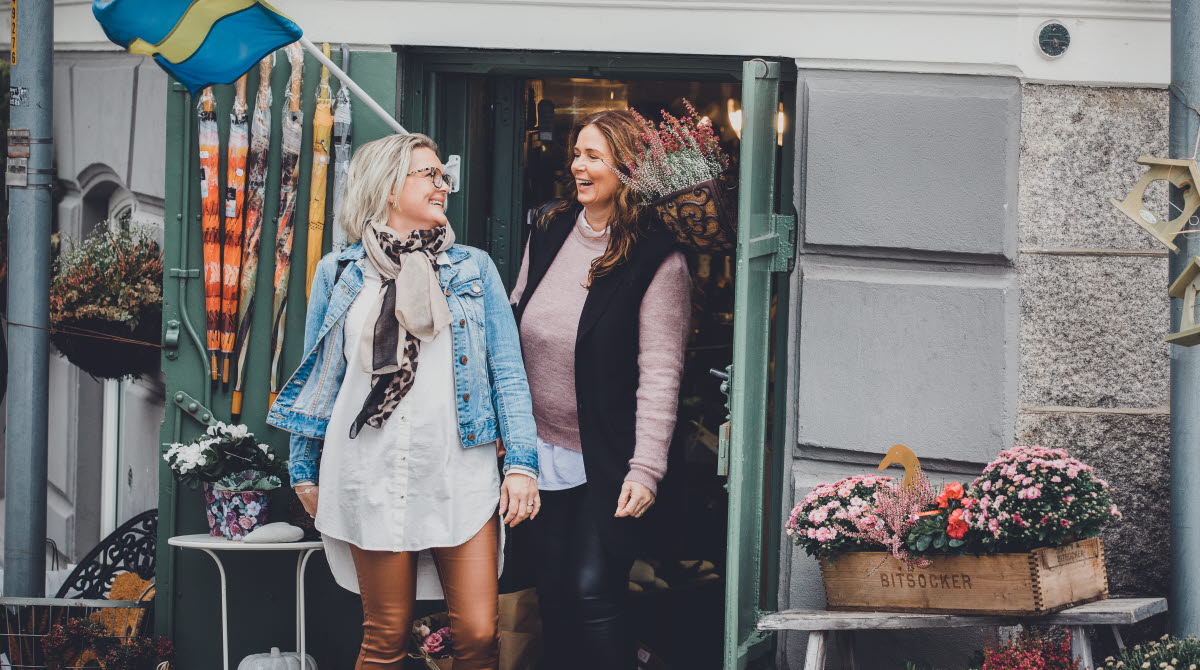 Två kvinnor på Shoppingtur i Strömstad