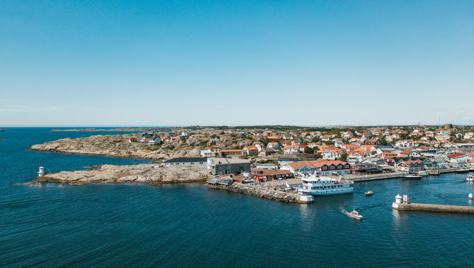 Hönö klåva Vy med kungsö i hamn