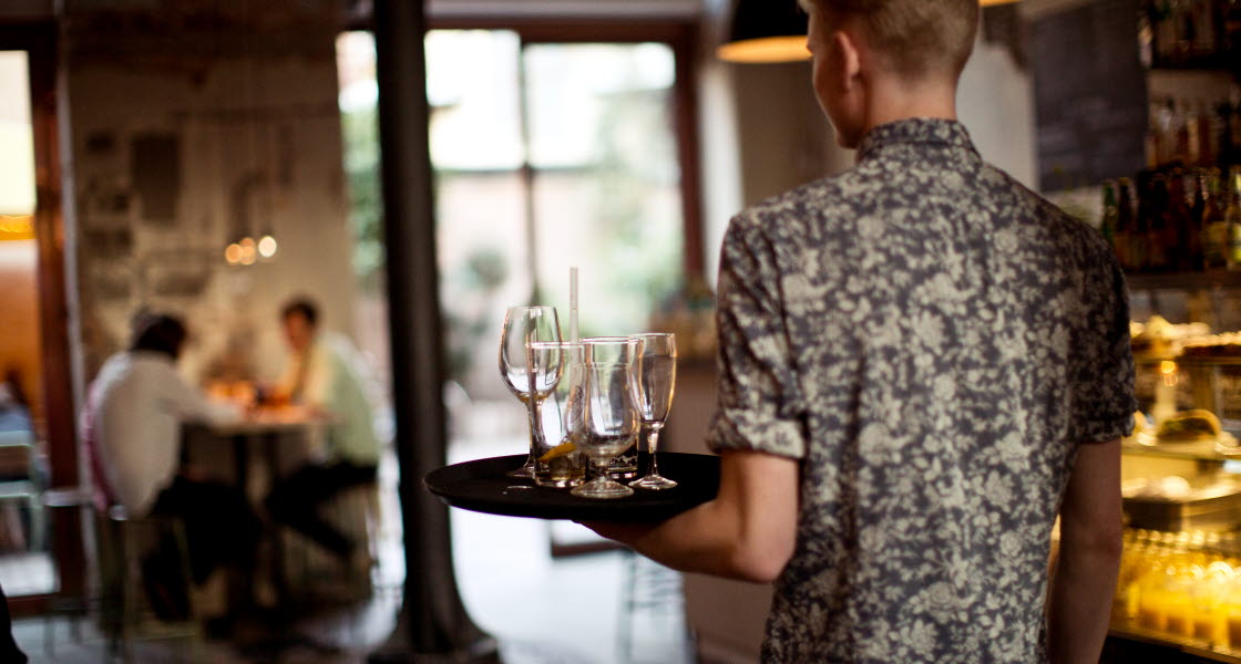 servitör på Kafé Magasinet