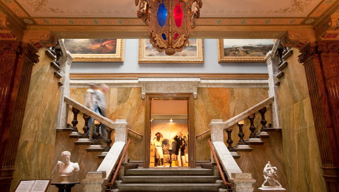 Entrétrappan i marmor på Vänersborgs museum.
