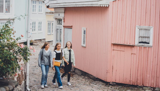 Tre tjejer promenerar i Strömstads äldsta kvarter, Bukten