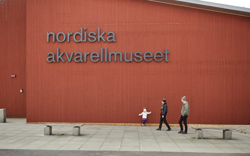 Family visiting Nordic Watercolour Museum in Skärhamn