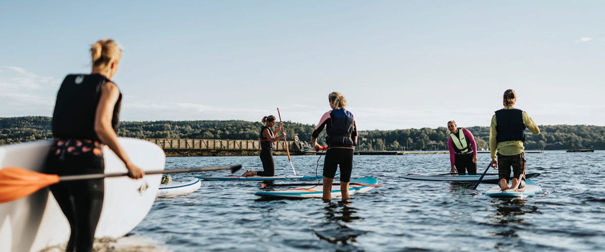 Personer på väg ut att paddla