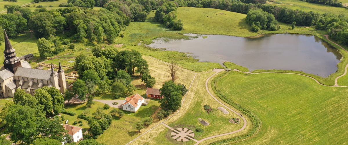 Drönarbild över Varnhem och Klostersjön