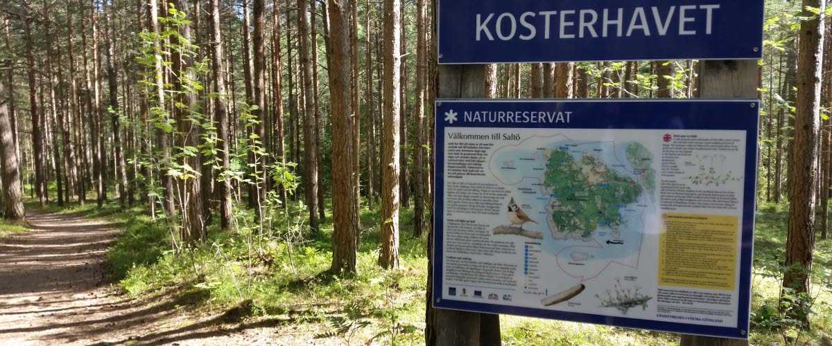 Reservatsskylt Saltö längs en stig med information och karta över området.