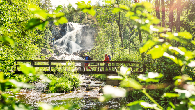 Hikers along Bohusleden
