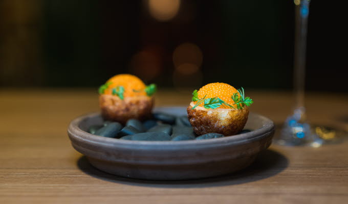 Maträtt upplagd på tallrik.