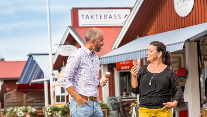 Två kunder som precis köpt var sin glass på Spiken.