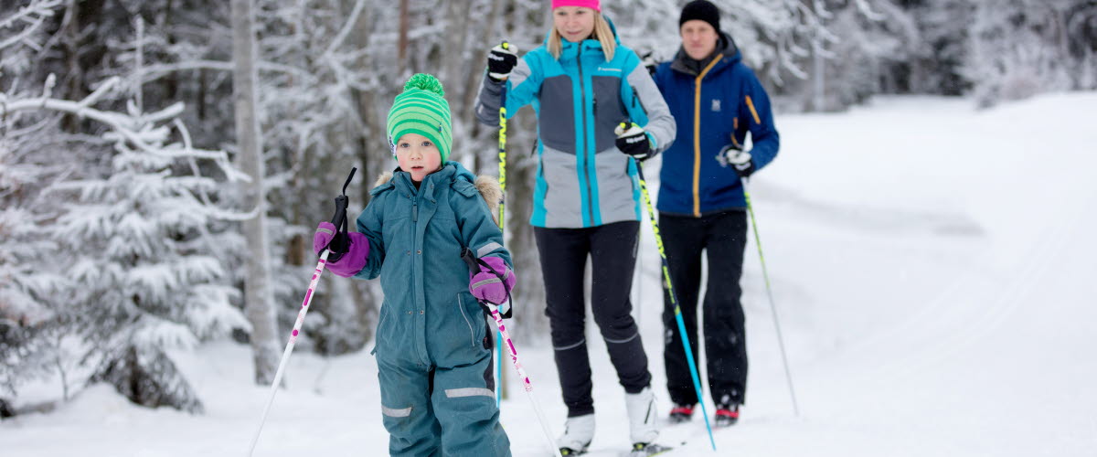 Family with children who cross-country ski in the ski track at Billingen.