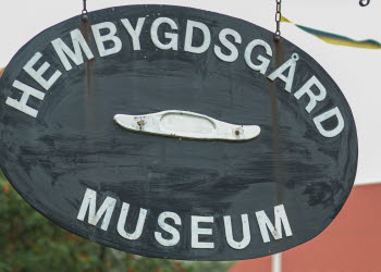 En bild på en skylt med texten "Hembygdsgård Museum".