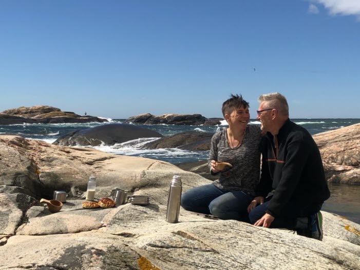 Människor på en klippa vid havet