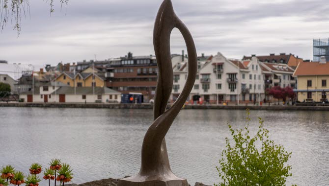 The sculpture Infinity in Trollhättan