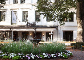 Fasaden av ett stadshotell.