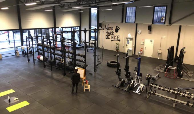 Hantlar och annan utrustning inne i ett gym