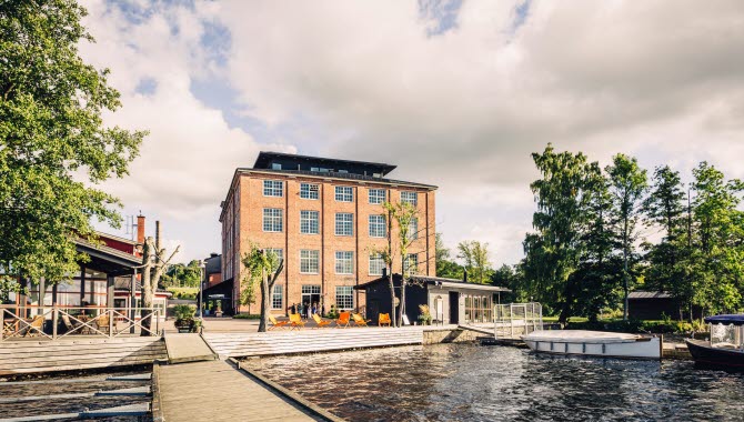 Nääs Fabriker i Tollered, Sverige, sett från bryggan i sjön Sävleången.