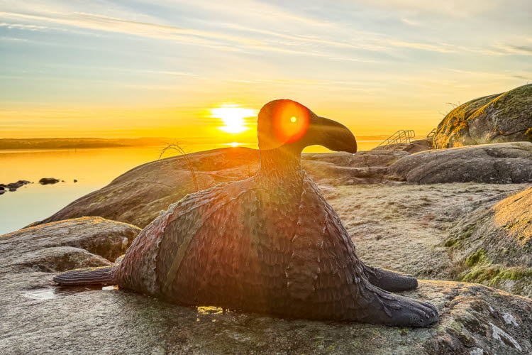 Skulpturen Fjordvätte på badplatsen Låka
