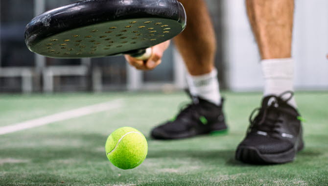 Padelracket och boll