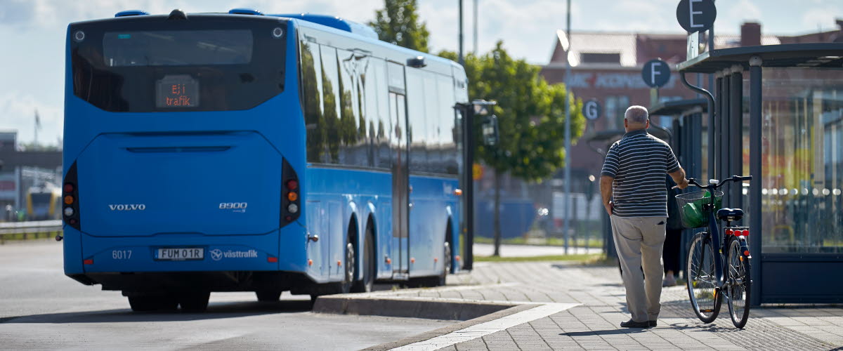 En blå buss som kör in på ett resecentrum