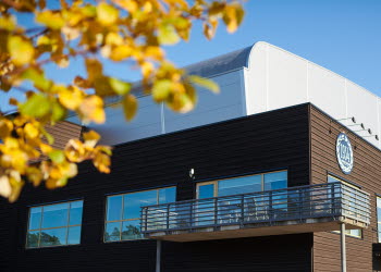 Sparbanken Lidköping Arena med silvrigt överst och svart nertill.