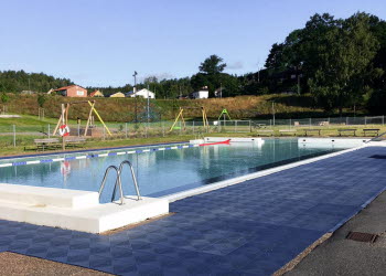 En bild på en utomhusbassäng.