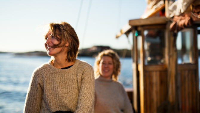 Två kvinnor på en båt