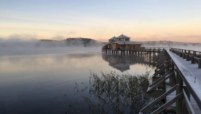 Ulricehamns kallbadhus ute i sjön Åsunden under en frostig vinterdag