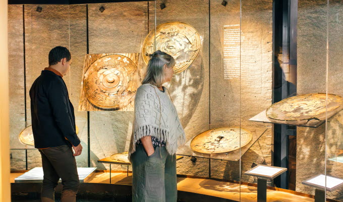 Museibesökare tittar på en historisk utställning.