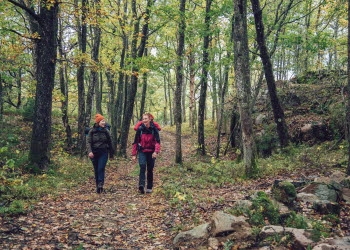 Women hikes Kuststigen
