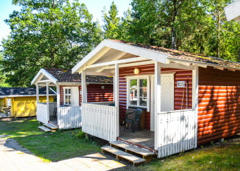 Små röda stugor med vita knutar