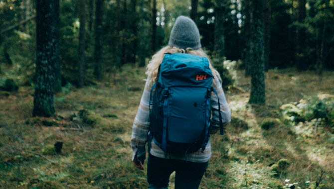 Kvinna vandrar Pilgrimsleden