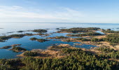 Flygbild över en en sjö med dess skärgård. 