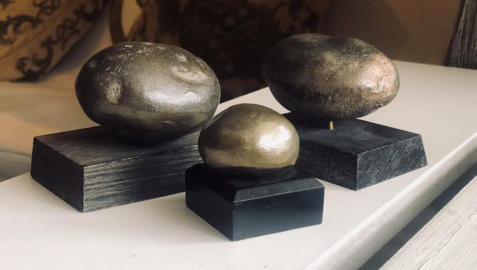 tre stycken noler (potatis) på en bänk.