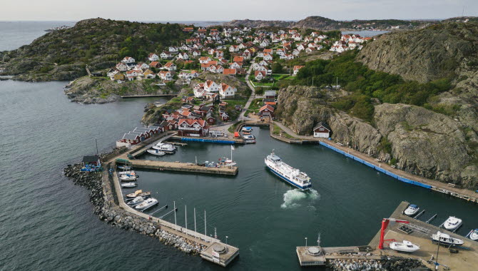 Boat and harbour at Gunnars båtturer. 