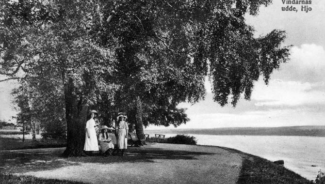Gammalt svartvitt foto av Hjo Stadspark - kvinnor vid Vätterns strand.