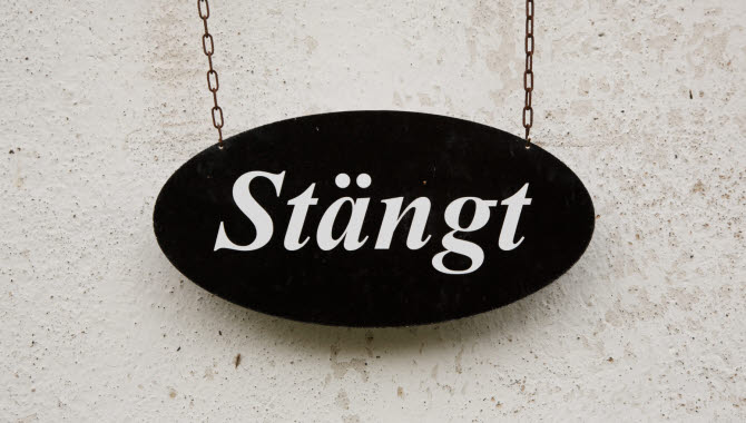 Skylt med texten Stängt