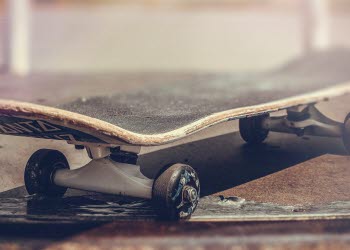 En närbild på en skateboard.