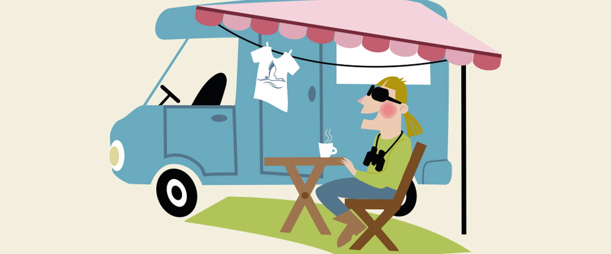 illustrerad bild på en person som sitter utanför sin husbil med en kikare runt halsen. Personen dricker kaffe.