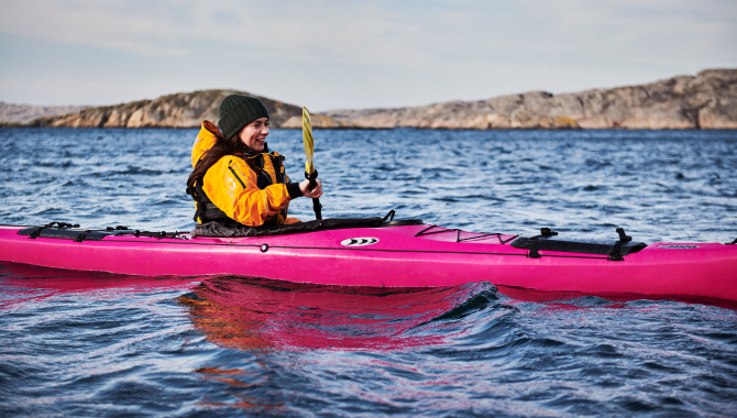 Women paddeling outside Tjörn