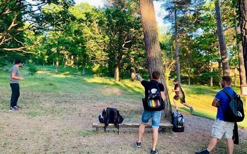 killar som spelar discgolf.