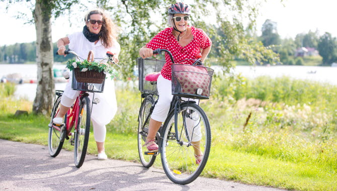 Två kvinnor på cykel.