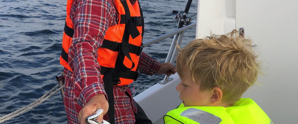 Farfar och barnbarn fiskar makrill ombord på Wendla