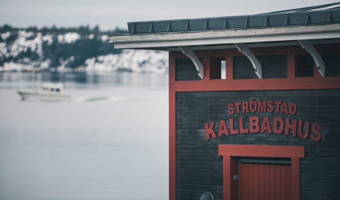 Vinterbild kallbadhuset i centrala Strömstad