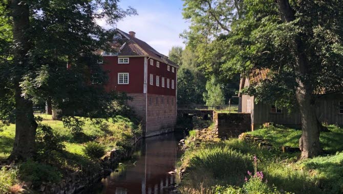 Vacker stor träbyggnad vid Årås Kvarn