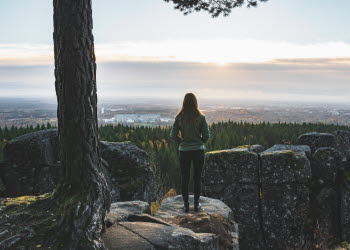 En person tittar ut från ett berg