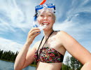 Glad ung kvinna med cyklop och snorkel